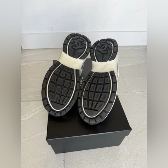 Chanel CC Logo Sneakers - Picture 5 of 8